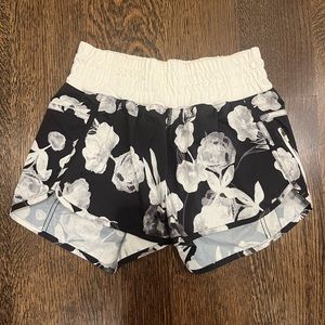 Lululemon Track That Short, size 6